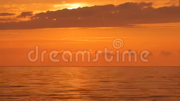 金色日落的时光流逝波光粼粼的水明亮的倒影黑海视频的预览图