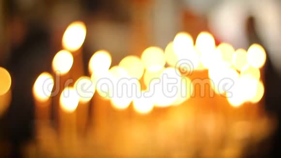 教堂里燃烧着许多蜡烛为人们带来安宁和安宁祈祷视频的预览图