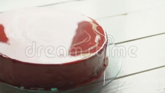 红慕斯蛋糕配镜面糖霜视频的预览图