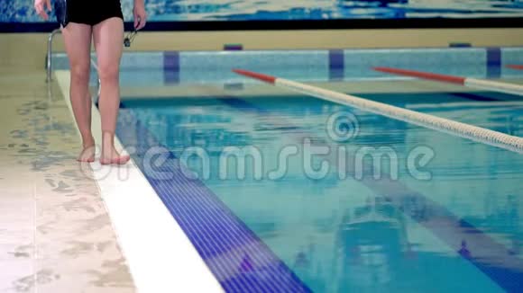 游泳者在训练前去游泳池和冲洗眼镜视频的预览图