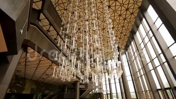 保加利亚索非亚国家文化宫内部不寻常的吊灯设计视频的预览图