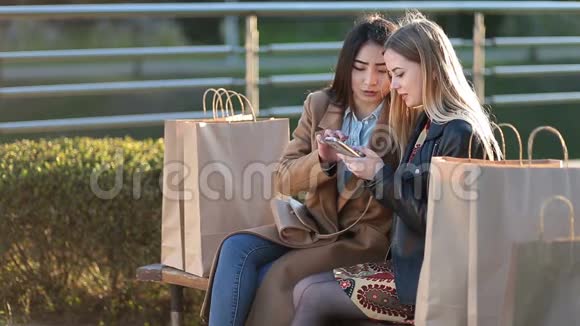 两位女性朋友在智能手机网上购物视频的预览图