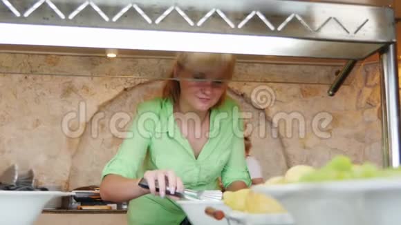 女人把蔬菜放在咖啡馆的盘子里提供自助服务视频的预览图