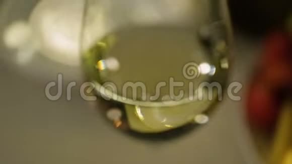 一杯起泡白葡萄酒浪漫晚餐度假用酒精饮料视频的预览图