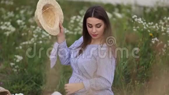 孕妇肖像戴着针织帽子的漂亮年轻女人放松放松视频的预览图