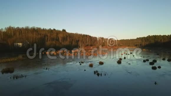 日落时湖上覆盖着冰视频的预览图