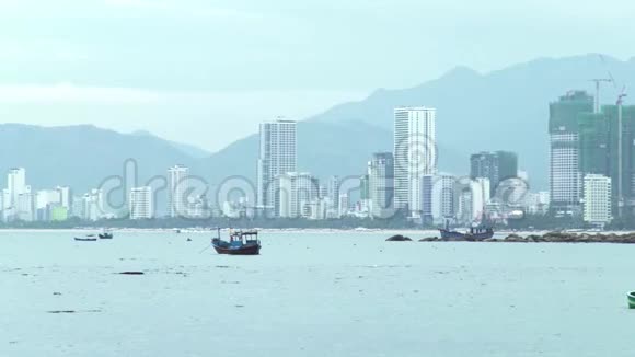 全景式观海岸现代城市山景漂浮在海上的船只和船只摩天大楼在视频的预览图