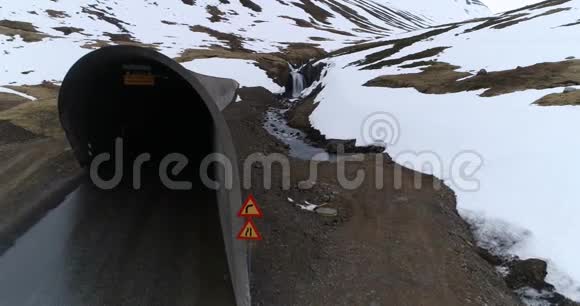 在冰岛偏远地区的隧道附近飞行视频的预览图