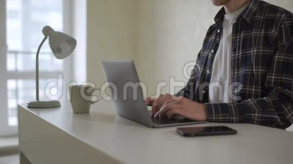 关闭自由职业者商人手在电脑键盘打字视频的预览图