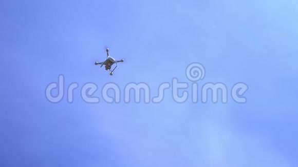 飞行员在蓝天上捕捉到了无人机科普特无人机从高空坠落落在的手中视频的预览图