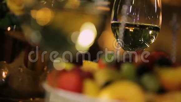 两杯带切片水果的酒杯节日庆祝用的节日桌视频的预览图