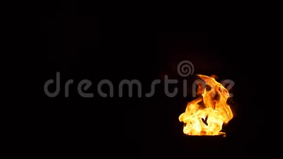 黑色背景上的火焰慢慢升起视频的预览图