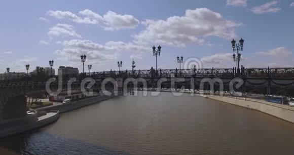 俄罗斯莫斯科这篇短文的重点是克里姆林宫莫斯科河和船只道路和城市交通的鸟瞰图视频的预览图