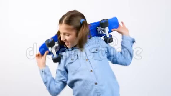 手拿滑板的可爱快乐少女视频的预览图