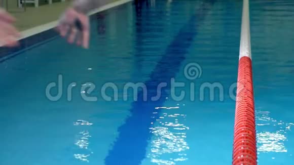 慢镜头拍摄一个潜入水中的加工池视频的预览图