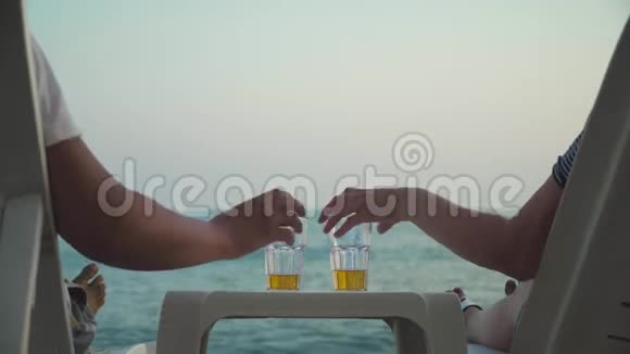 一对情侣在海滩上喝着饮料视频的预览图