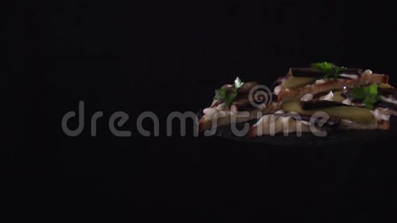 三明治用欧芹叶子装饰顶部视频的预览图