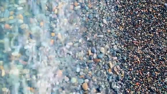 晶莹剔透的海水下面是碎石滩在海边度暑假视频的预览图