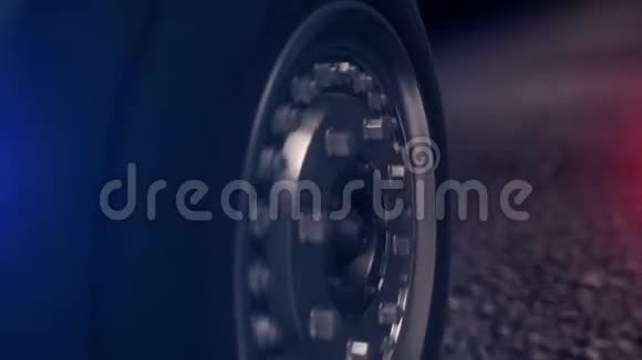 特写汽车轮骑在沥青上摘要汽车车轮机动驾驶时道路反光警察闪烁视频的预览图
