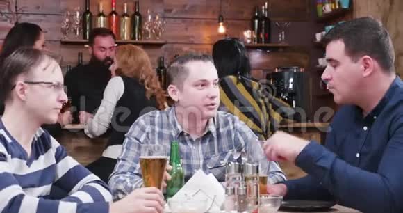 男性朋友喝啤酒吃花生视频的预览图