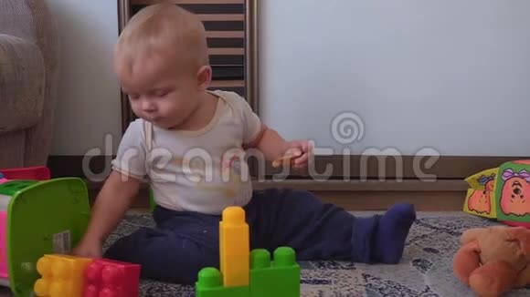 快乐的宝宝在彩色积木里玩耍视频的预览图