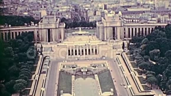 埃菲尔铁塔70年代鸟瞰图视频的预览图