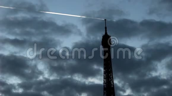 飞机在埃菲尔铁塔上空的云层中飞行视频的预览图