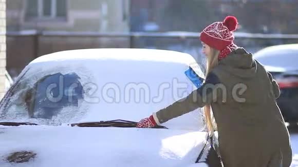 清除汽车的挡风玻璃雪视频的预览图