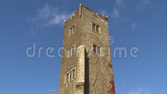 爱尔兰的一座类似塔的结构视频的预览图