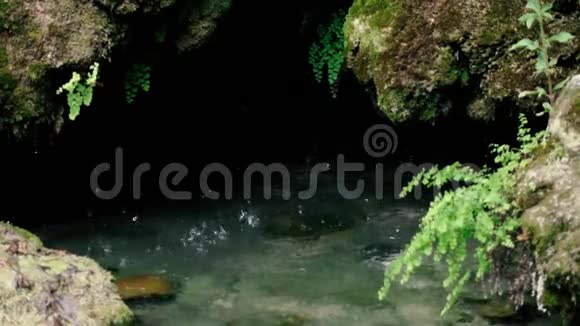 慢镜头在一个小洞穴里滴入水中视频的预览图