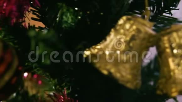 用球和铃铛装饰的圣诞树视频的预览图