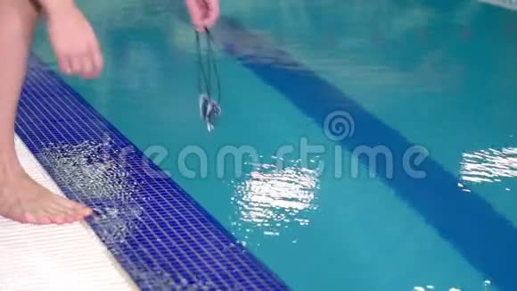 锻炼前游泳者洗眼镜视频的预览图