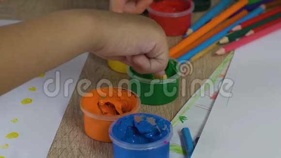 孩子们用无毒儿童安全的油漆用手指画画环保油视频的预览图