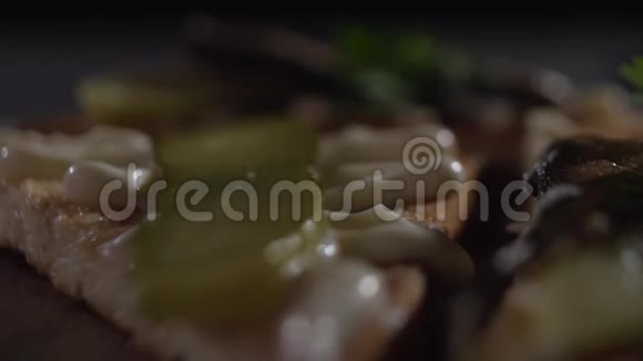 两个短跑的特写放在烤黄瓜上视频的预览图