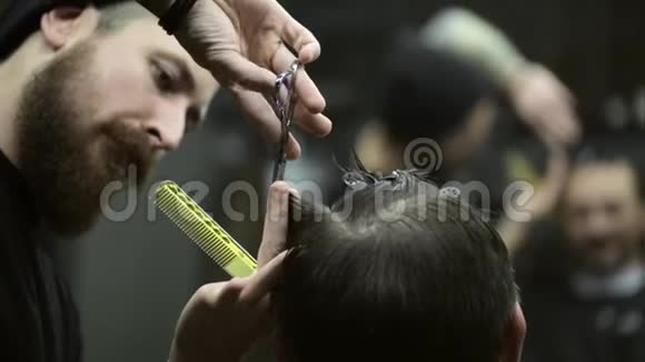 理发店里的一个黑发留胡子的人剪发视频的预览图
