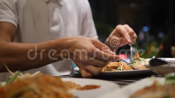 年轻人在餐厅吃传统的泰式餐盘4K关闭泰国视频的预览图