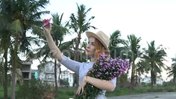 女人用手掌背景的花朵自拍视频的预览图