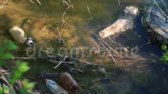 慢镜头拍摄环境问题湖中垃圾视频的预览图