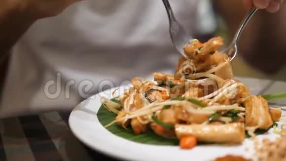在餐厅吃传统的泰式面条4K关闭泰国视频的预览图