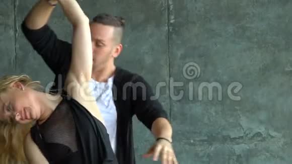 漂亮的一对专业艺术家跳舞激情的舞蹈视频的预览图