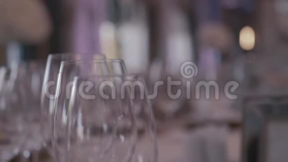 餐厅婚礼装饰在大理石大厅的丰盛的餐桌上放着闪闪发光的眼镜视频的预览图