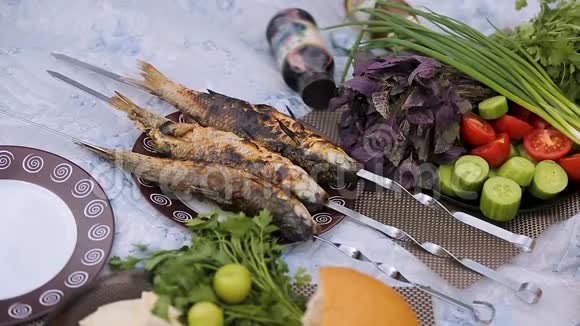 提供新鲜蔬菜和鱼的野餐格鲁吉亚传统美食夏季旅行视频的预览图