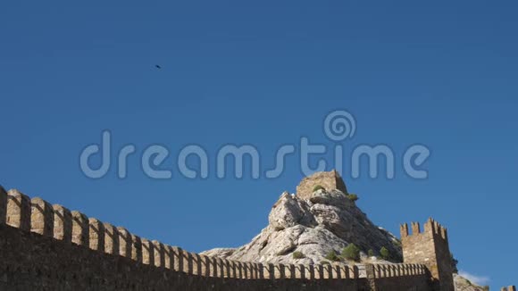 在阳光明媚的夏日黑乌鸦飞过克里夫山顶的堡垒塔视频的预览图