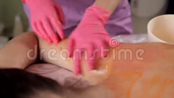 美丽的女孩有医疗护理身体面具由美容师使用视频的预览图