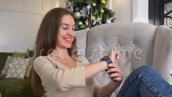 慢动作女友测试智能手表新年礼物在舒适的房间视频的预览图