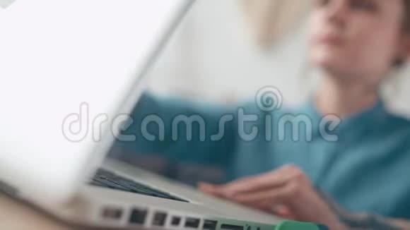 在笔记本电脑键盘上有大纹身的女性手视频的预览图