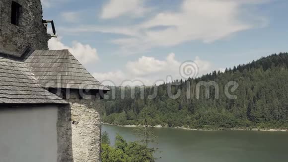 从城堡城垛到湖泊景观的纪念碑景观视频的预览图