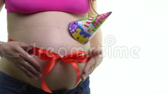 肚子上戴着红丝带和节日帽的孕妇视频的预览图