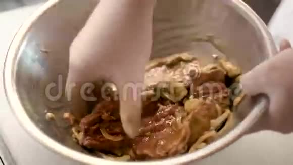 碗里有香料的生肉视频的预览图