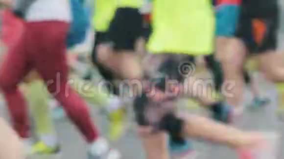 跑运动员在马拉松比赛中双腿紧闭模糊视频的预览图